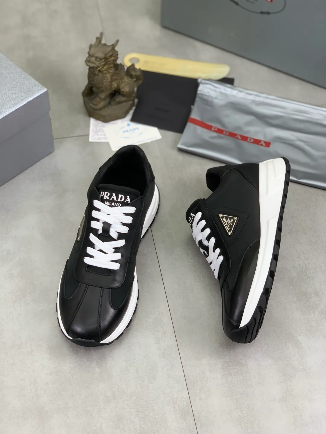Men's men's shoes 💰P560💰[New model] The top version is available on the official website, 🆘 The trendy brand (Prada) mainly promotes the popular style, avant-garde and versatile fashionable men's shoes, private version mold opening, cowhide surface splicing 1:1 replica... Fashion is simple, original imported cowhide and lining cowhide feet; the atmosphere and personality are more fashionable, eye-catching and pursuing class. It will subvert the old idea and be a must-have for fashion trendsetters with you! Must keep for yourself ! Tall and comfortable, large and low, high-end quality workmanship. The new high-end outsole on the official website. Size: 38-45. Available in black and white.